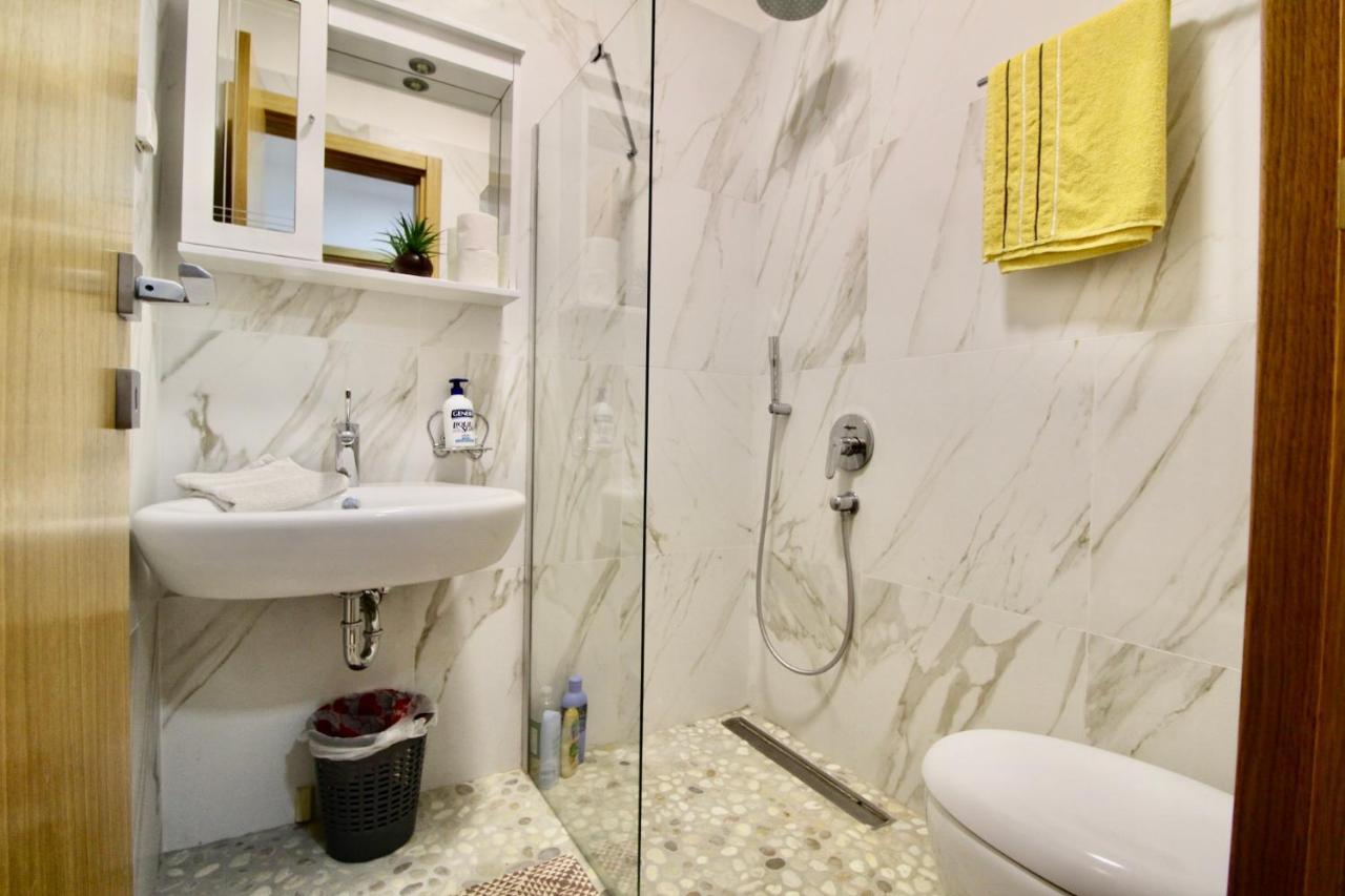 2Bd New Dobrota Apt With Bay Views Kotor Kültér fotó